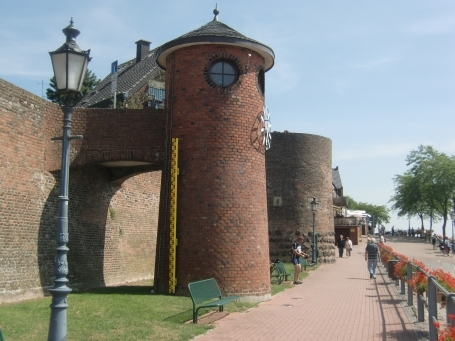 Rees : Rheinpromenade, im Vordergrund der Pegelturm